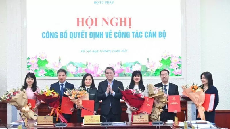 Bộ trưởng Tư pháp Nguyễn Hải Ninh trao quyết định điều động, bổ nhiệm công chức lãnh đạo một số đơn vị.