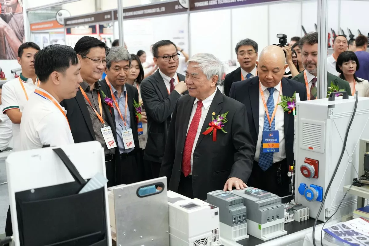 Các đại biểu tham quan gian giàng tại triển lãm. Ảnh: Trần Mạnh