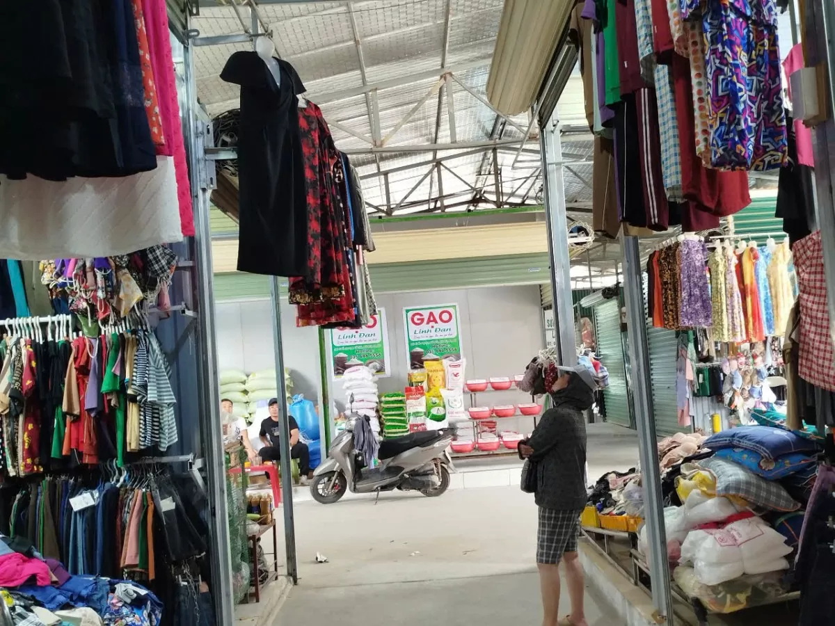 Áo chống nắng lên sàn, quầy chợ khuất bóng Áo chống nắng lên sàn, quầy chợ khuất bóng