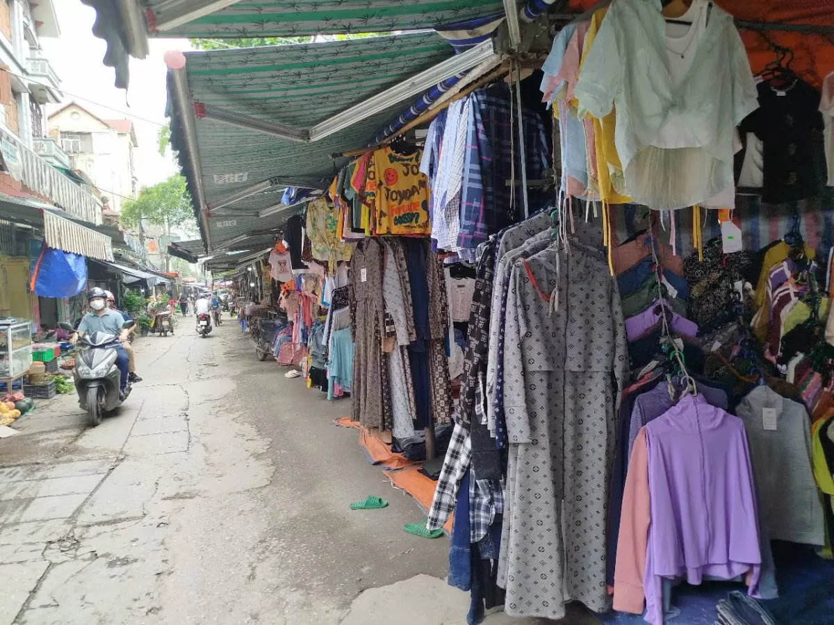 Áo chống nắng lên sàn, quầy chợ khuất bóng Áo chống nắng lên sàn, quầy chợ khuất bóng