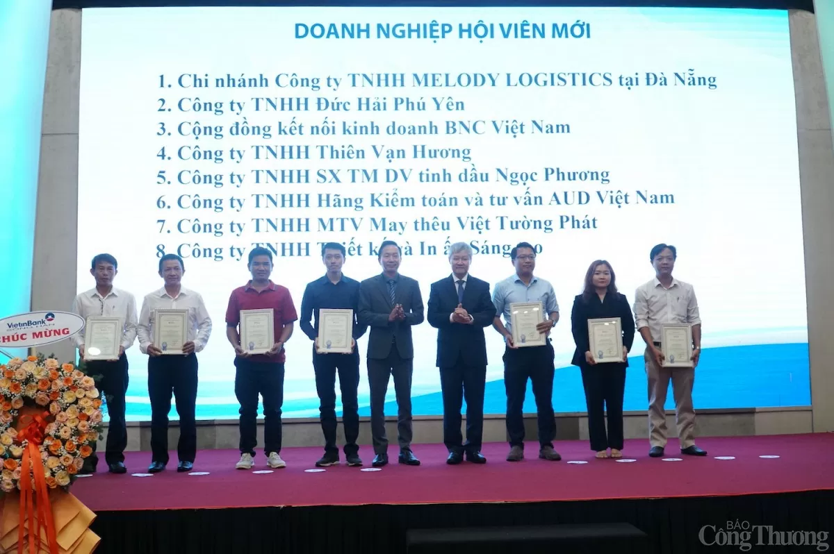 Trao chứng nhận cho các hội viên mới của VCCI miền Trung, Tây Nguyên