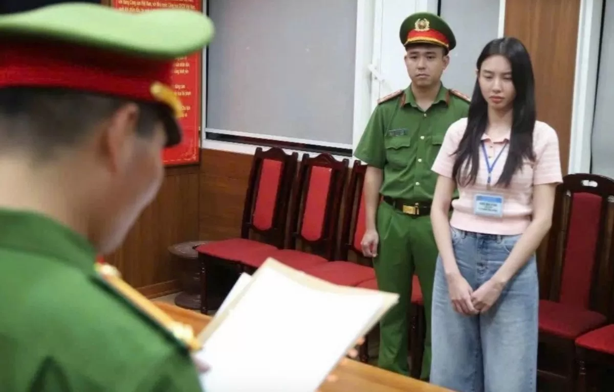 Hoa hậu Thùy Tiên (phải) nghe cảnh sát đọc lệnh khởi tố, bắt tạm giam, ngày 19/5. Ảnh: Bộ Công an Hoa hậu Thùy Tiên (phải) nghe cảnh sát đọc lệnh khởi tố, bắt tạm giam, ngày 19/5. Ảnh: Bộ Công an