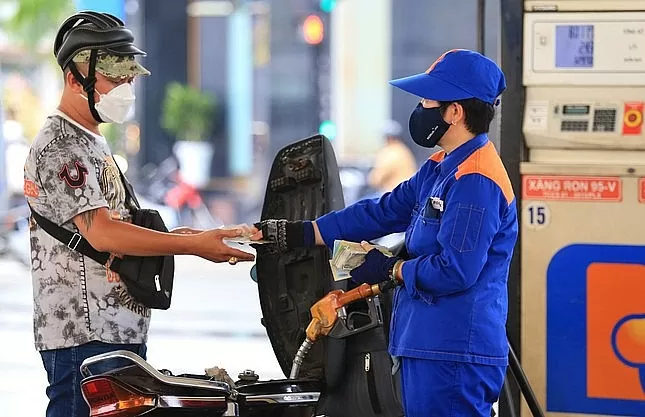 Giá xăng tăng nhẹ, giá dầu giảm