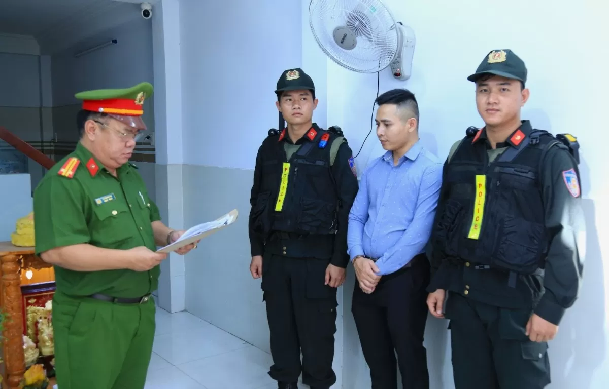 Cơ quan CSĐT Công an tỉnh đọc lệnh bắt đối tượng Mai Xuân Tưởng. Ảnh: C.A Đồng Nai