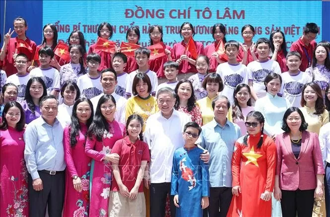 Tổng Bí thư Tô Lâm chụp ảnh lưu niệm cùng thầy cô và học sinh Trường PTCS Nguyễn Đình Chiểu và Trường PTCS Xã Đàn. Ảnh: Thống Nhất/TTXVN