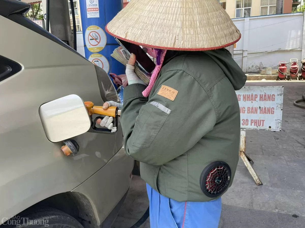 Áo điều hòa hút khách, tiểu thương đua nhau 'hốt bạc'
