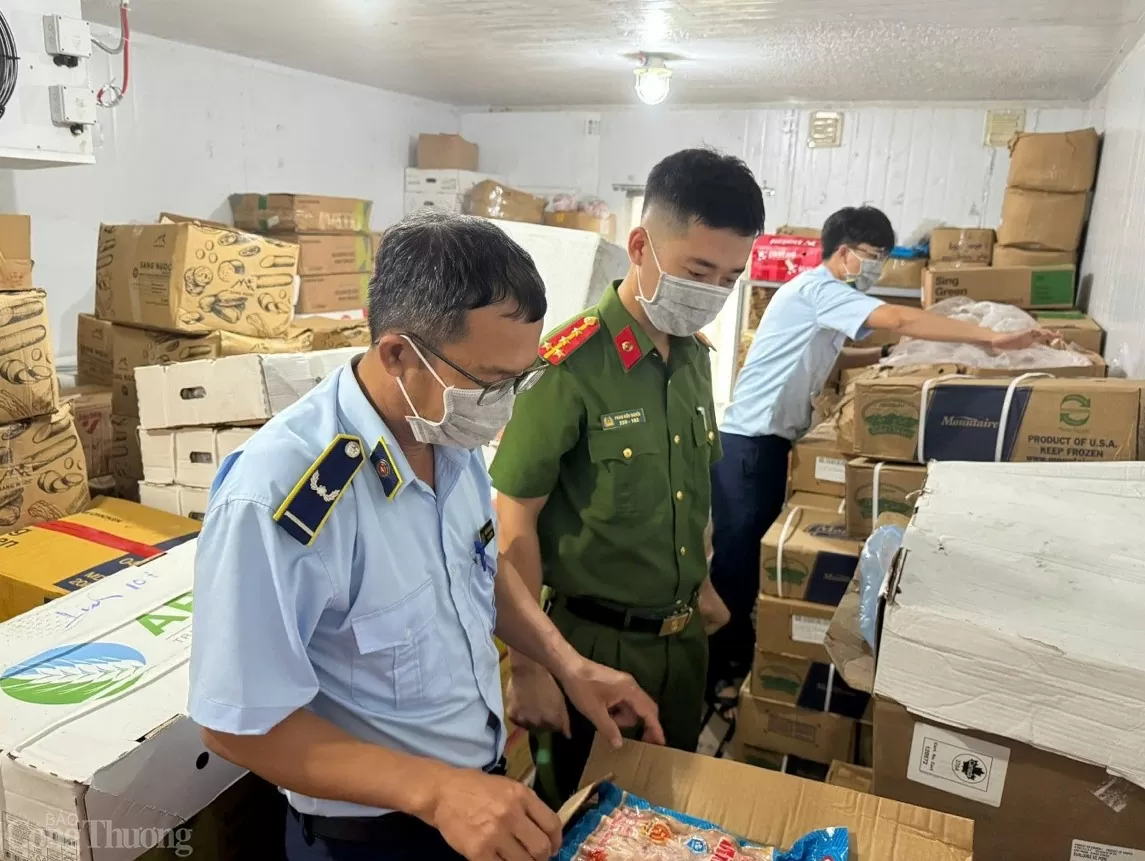 undefined Gần 4 tấn thực phẩm bẩn