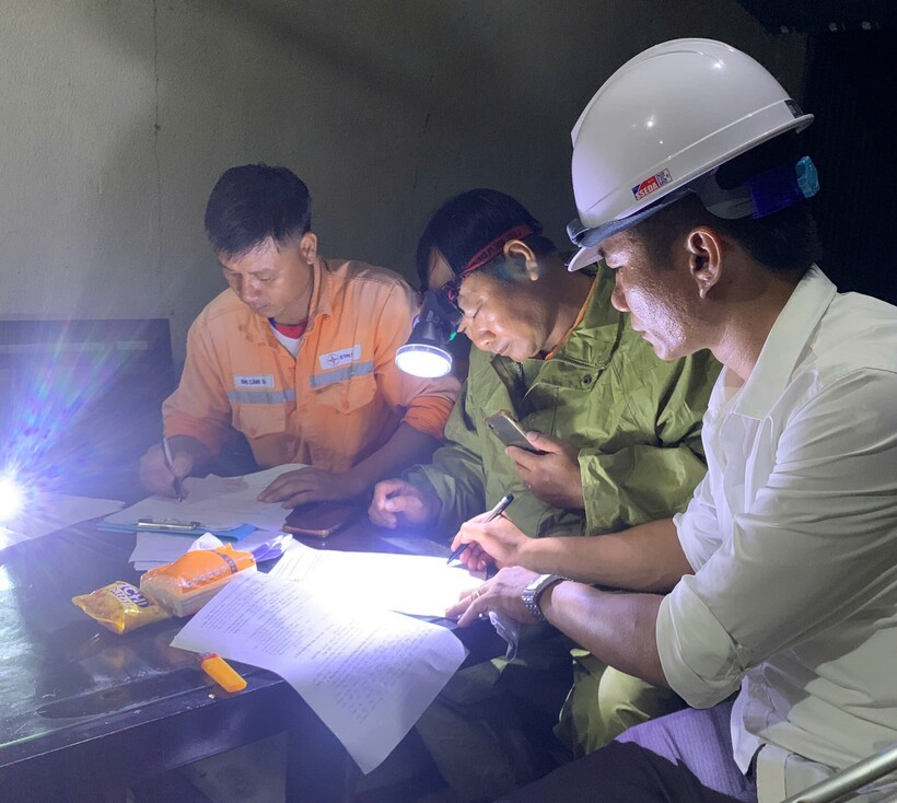 Cán bộ PC Thanh Hóa nỗ lực khắc phục sự cố trong đêm 16/6/2025. Ảnh: PC Thanh Hóa