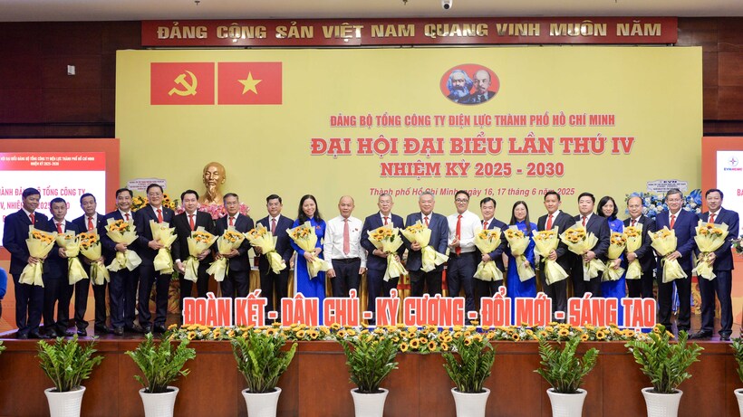 Ban Chấp hành Đảng bộ Tổng công ty Điện lực TP. Hồ Chí Minh nhiệm kỳ 2025 - 2030.  Ảnh: Minh Khuê.