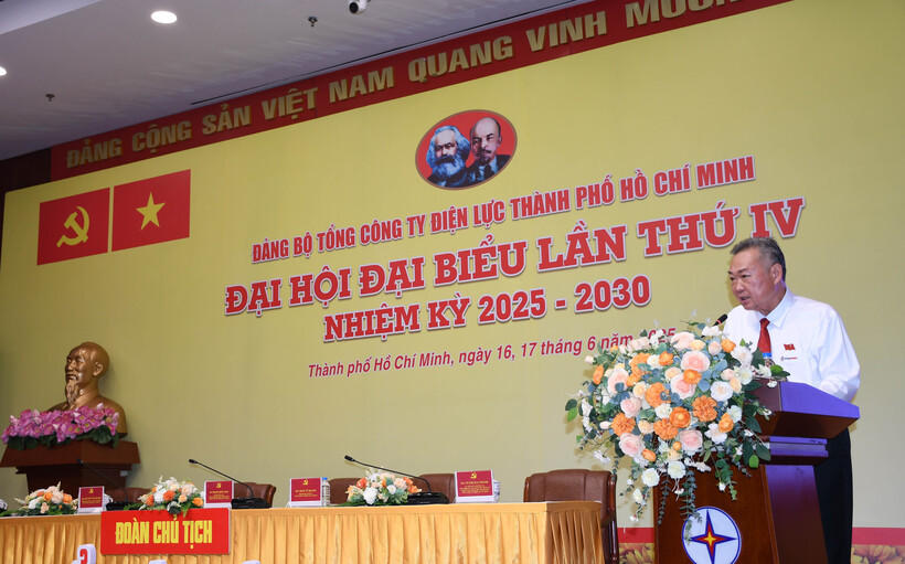 Ông Phạm Quốc Bảo - Bí thư Đảng ủy, Chủ tịch HĐTV Tổng công ty Điện lực TP. Hồ Chí Minh phát biểu khai mạc Đại hội. Ảnh: Minh Khuê.