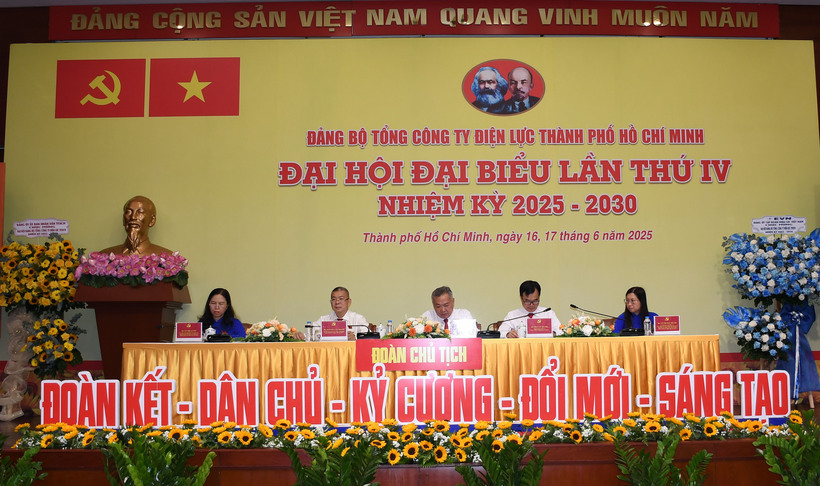 Đoàn Chủ tịch Đại hội Đại biểu Đảng bộ Tổng công ty Điện lực TP. Hồ Chí Minh lần thứ IV, nhiệm kỳ 2025-2030. Ảnh: Minh Khuê.