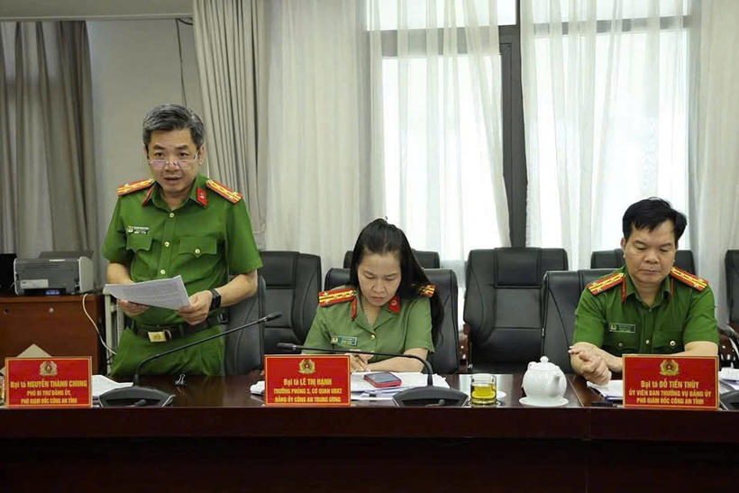 Đại tá Nguyễn Thành Chung - Phó Bí thư Đảng uỷ, Phó Giám đốc Công an tỉnh Tuyên Quang phát biểu tại hội nghị. Ảnh: Công an tỉnh Hà Giang.