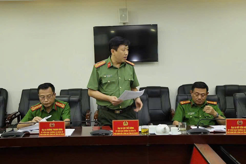 Đại tá Lục Thế Hưng - Phó Bí thư Đảng ủy, Phó Giám đốc Công an tỉnh Hà Giang chia sẻ nội dung thảo luận tại hội nghị. Ảnh: Công an tỉnh Hà Giang.