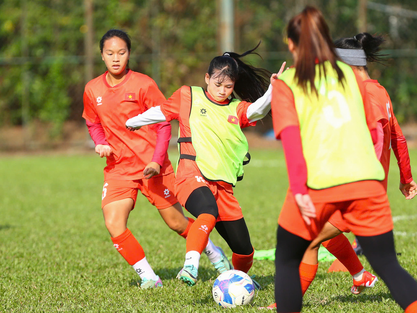 U19 nữ Việt Nam trong buổi tập chuẩn bị cho trận chung kết gặp U19 nữ Thái Lan. Ảnh: VFF