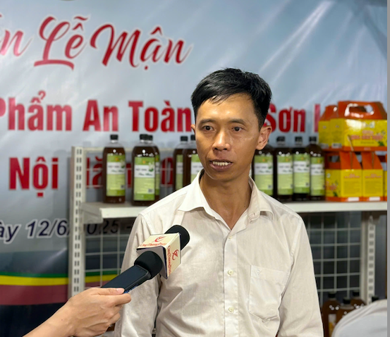 Anh Đoàn Đình Khính- Giám đốc Công ty TNHH Mật ong Vân Hồ (huyện Mộc Châu, tỉnh Sơn La). Ảnh: Hoàng Lan