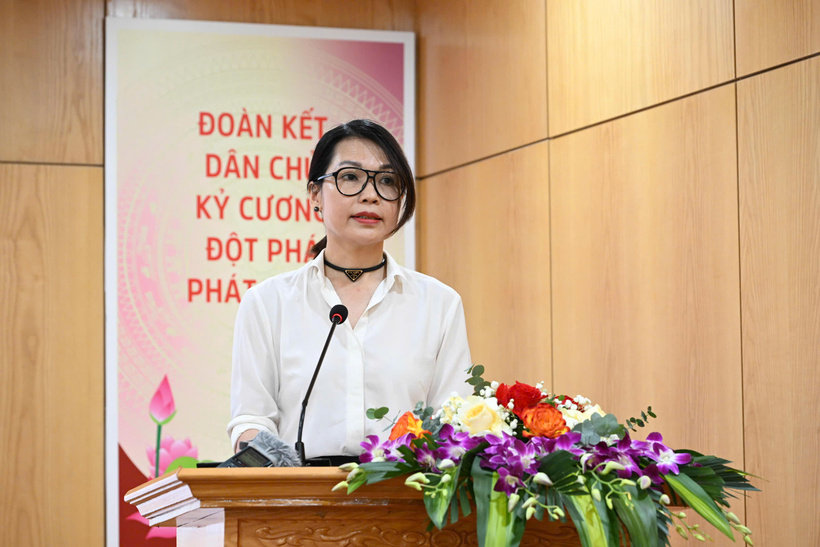 Bà Mai Thu Hiền, Phó Vụ trưởng Vụ Kế hoạch, Tài chính và Quản lý doanh nghiệp báo cáo tại họp báo. Ảnh: Cấn Dũng