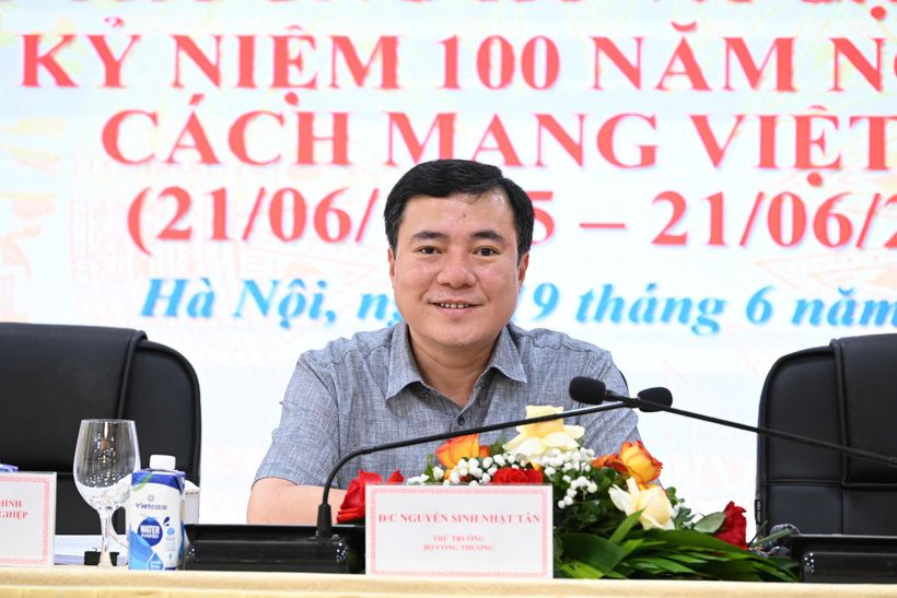 Thứ trưởng Nguyễn Sinh Nhật Tân chủ trì họp báo thường kỳ Bộ Công Thương. Ảnh: Cấn Dũng