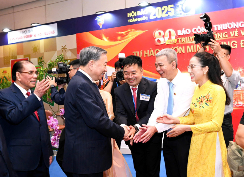 Tổng Bí thư Tô Lâm, nguyên Tổng Bí thư Nông Đức Mạnh và các đồng chí Lãnh đạo Đảng, Nhà nước thăm quan gian trưng bày Báo Công Thương ở Hội báo toàn quốc năm 2025 - Ảnh: Cấn Dũng