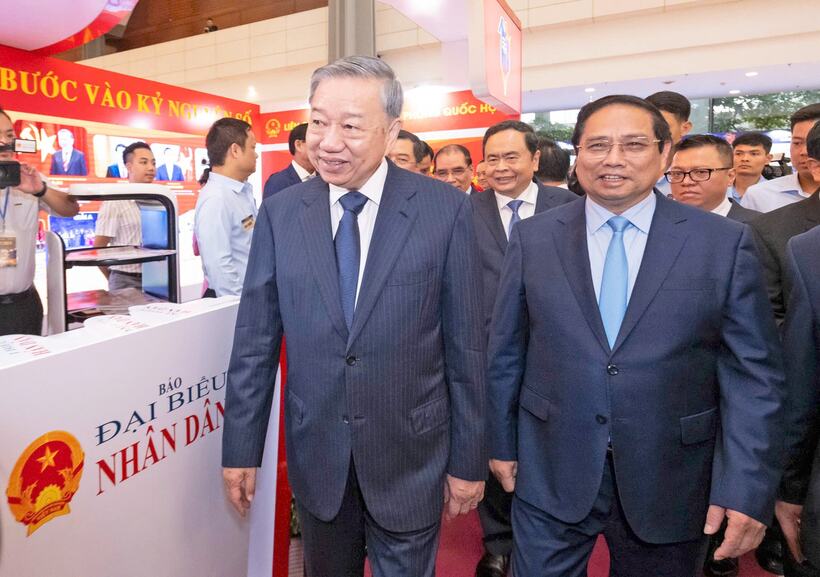 Tổng Bí thư Tô Lâm, Thủ tướng Chính phủ Phạm Minh Chính, Chủ tịch Quốc hội Trần Thanh Mẫn và các đồng chí Lãnh đạo Đảng, Nhà nước thăm quan gian trưng bày tại Hội báo toàn quốc - Ảnh: Phạm Thắng