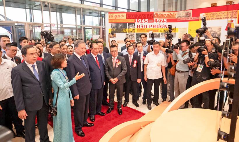 Tổng Bí thư Tô Lâm, nguyên Tổng Bí thư Nông Đức Mạnh, Thủ tướng Chính phủ Phạm Minh Chính, Chủ tịch Quốc hội Trần Thanh Mẫn và các đồng chí Lãnh đạo Đảng, Nhà nước thăm quan và nghe giới thiệu tại các gian trưng bày ở Hội báo toàn quốc năm 2025 - Ảnh: Phạm Thắng