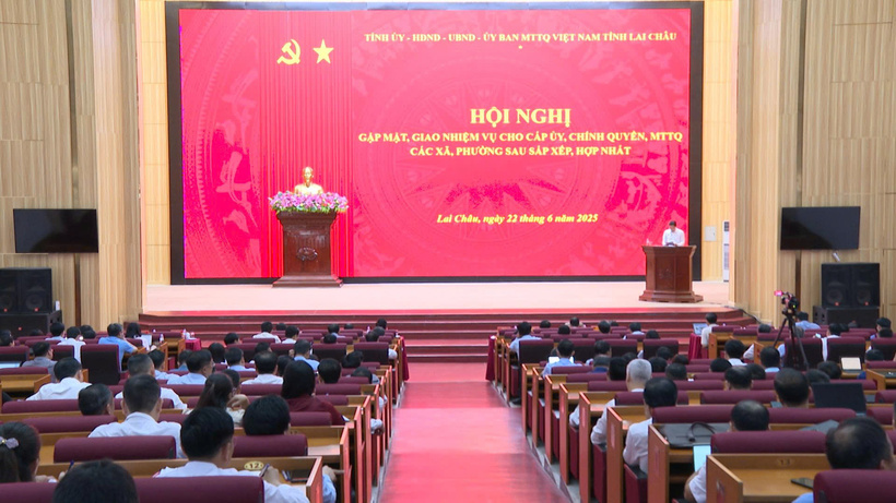 Tỉnh ủy Lai Châu tổ chức hội nghị gặp mặt, giao nhiệm vụ cho cấp ủy, chính quyền các xã, phường sau sắp xếp. Ảnh: Phương Ly