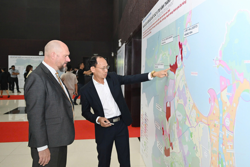 Các đại biểu tìm hiểu các vị trí, phân khu chức năng trong Khu thương mại tự do Đà Nẵng (Ảnh: Vũ Lê)