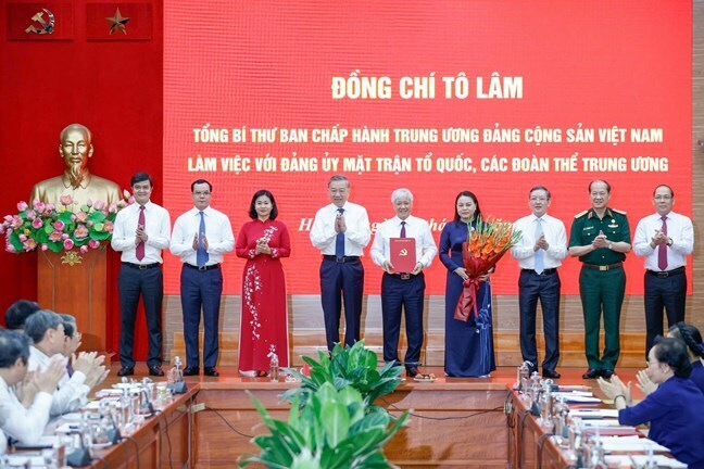Tổng Bí thư Tô Lâm trao Quyết định số 304-QĐ/TW về chức năng, nhiệm vụ, tổ chức bộ máy Cơ quan Ủy ban Trung ương Mặt trận Tổ quốc Việt Nam. Ảnh: Nguyễn Hải