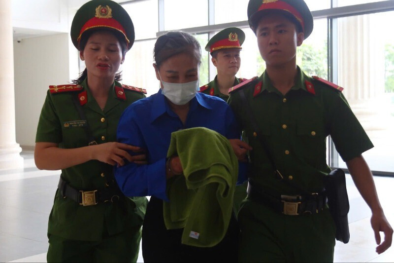 Dẫn giải bị cáo Hoàng Thị Thúy Lan đến phiên tòa ngày 24/6. Ảnh: Hương Nguyên