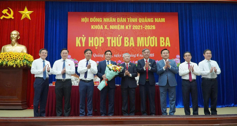 Lãnh đạo tỉnh Quảng Nam tặng hoa tri ân Chủ tịch UBND tỉnh Quảng Nam Lê Văn Dũng (Ảnh: Nguyễn Dương)