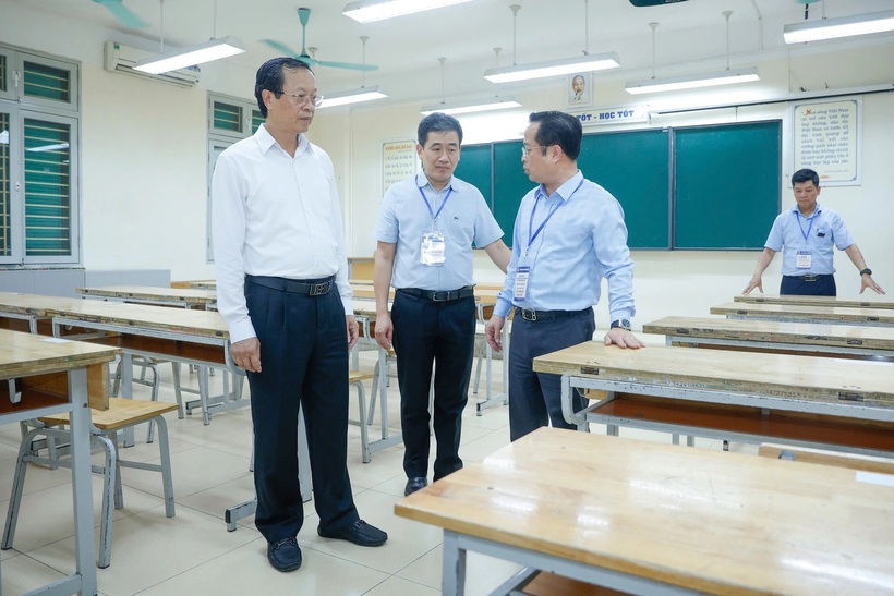 Thứ trưởng Bộ Giáo dục và Đào tạo Phạm Ngọc Thưởng kiểm tra công tác chuẩn bị thi tốt nghiệp trung học phổ thông tại Hà Nội. Ảnh: MOET
