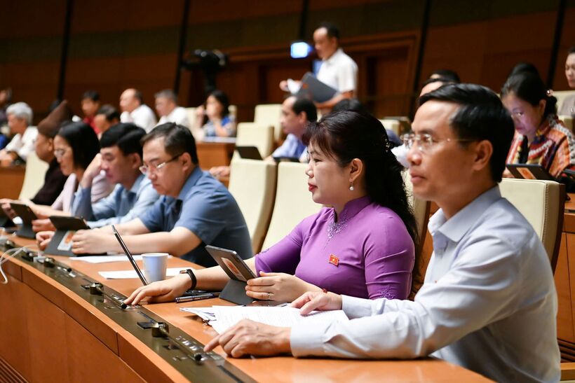 Đại biểu ấn nút thông qua Luật. Ảnh: QH