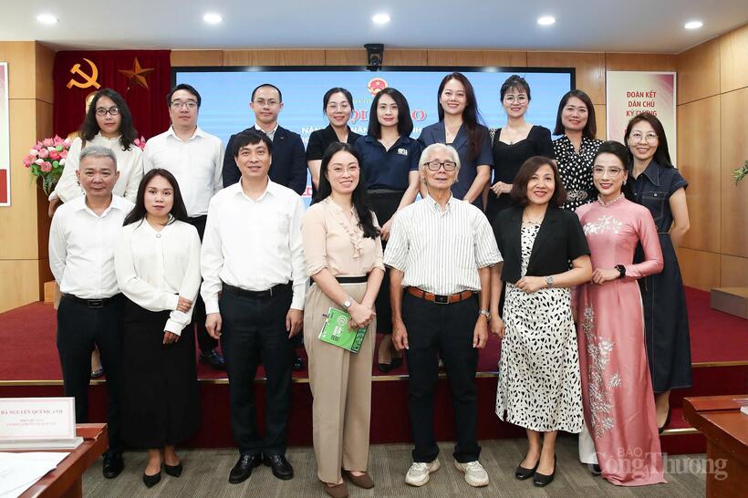 Các khách mời chụp ảnh lưu niệm tại Hội thảo.