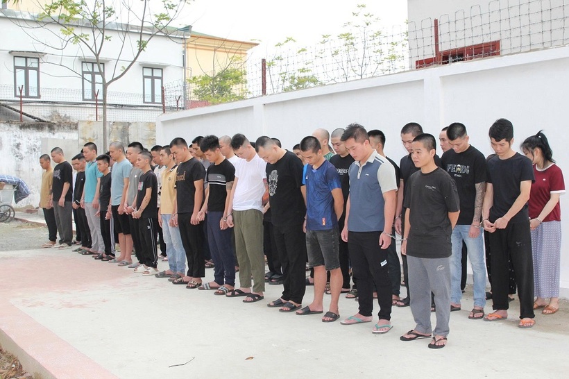 Các đối tượng trong chuyên án tại cơ quan Công an. Ảnh: Công an Nghệ An