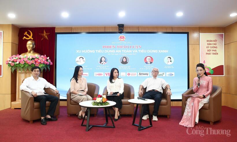 Phiên thảo luận “Xu hướng tiêu dùng an toàn và tiêu dùng xanh”.