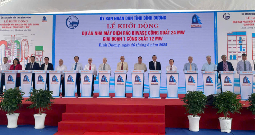 Đại biểu thực hiện nghi thức khởi động xây dựng nhà máy đốt rác phát điện ở Bình Dương. Ảnh: Minh Khuê.