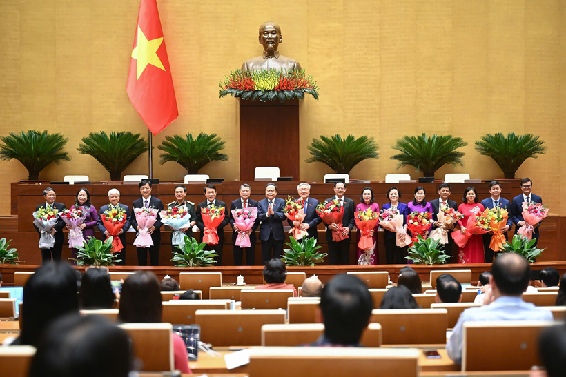 Chủ tịch Quốc hội, Chủ tịch Hội đồng bầu cử quốc gia Trần Thanh Mẫn tặng hoa chúc mừng các Phó Chủ tịch Hội đồng bầu cử quốc gia và Ủy viên Hội đồng bầu cử quốc gia. Ảnh: VPQH