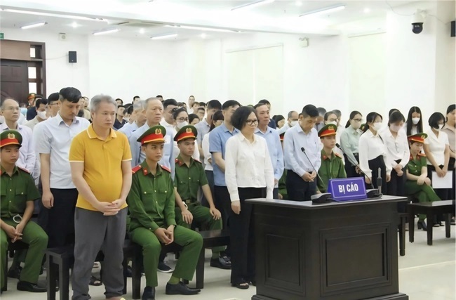 Các bị cáo tại phiên tòa sơ thẩm. Ảnh: Nguyễn Hưởng