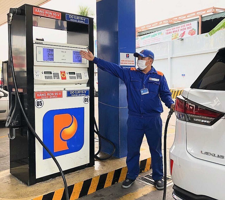Giá xăng dầu hôm nay, từ 15h ngày 26/6, mỗi lít xăng E5RON92 tăng 280 đồng/lít, xăng RON95 tăng 263 đồng/lít; giá dầu tăng giảm trái chiều. Ảnh: TT
