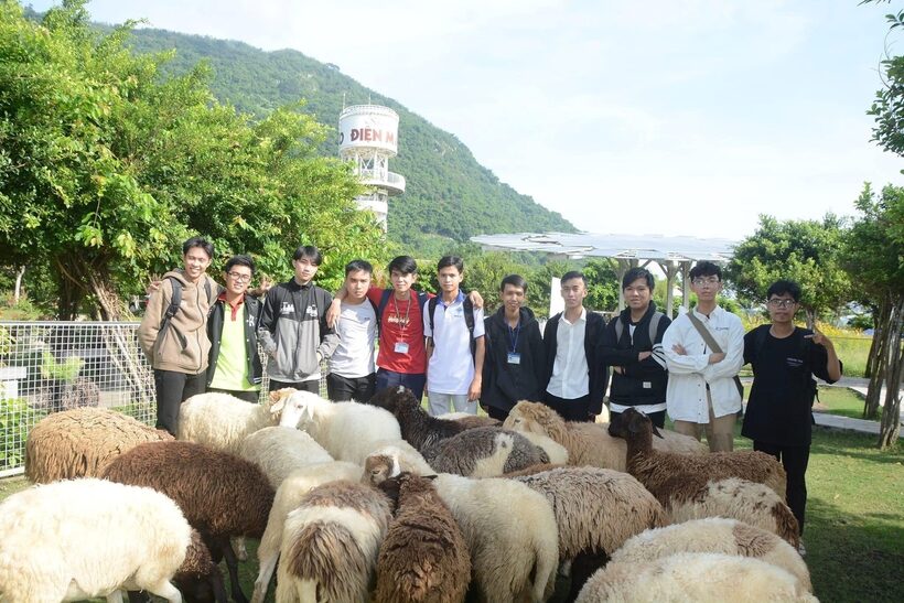 Không chỉ máy móc mà cả con người cũng được nâng nền tri thức.