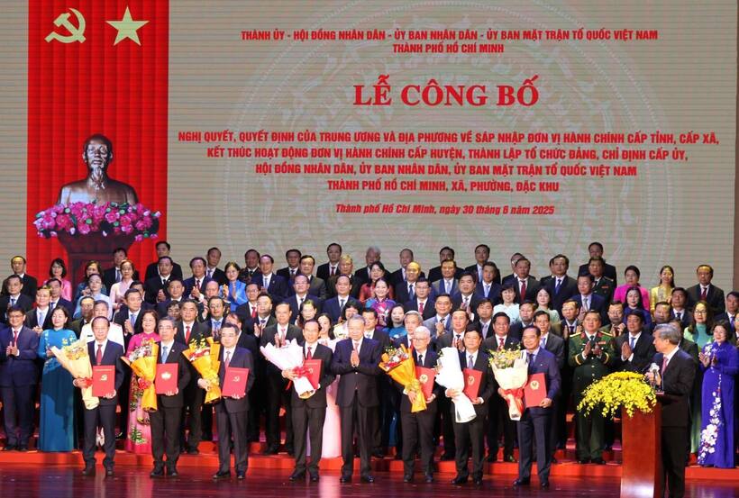 Tổng Bí thư Tô Lâm tặng hoa chúc mừng các đồng chí lãnh đạo TP. Hồ Chí Minh mới.