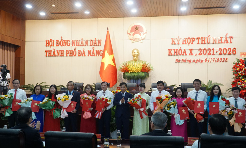 Chủ tịch UBND thành phố Đà Nẵng Lương Nguyễn Minh Triết trao quyết định bổ nhiệm cho 14 cơ quan chuyên môn thuộc UBND thành phố. Ảnh: Vũ Lê