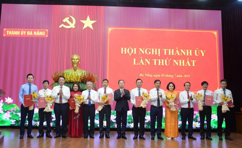 Bí thư Thành ủy Đà Nẵng trao các Quyết định bổ nhiệm nhân sự chủ chốt các cơ quan. Ảnh: Bình An
