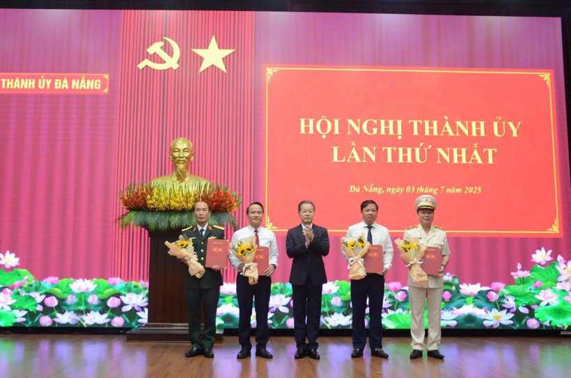 Bí thư Thành ủy Đà Nẵng Nguyễn Văn Quảng trao các Quyết định thành lập 4 Đảng bộ của thành phố. Ảnh: Bình An