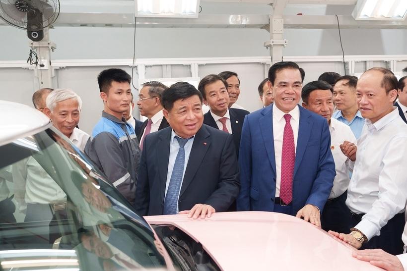 Phó Thủ tướng Nguyễn Chí Dũng ấn tượng khi tham quan dây chuyền sản xuất tại Nhà máy ô tô điện VinFast Hà Tĩnh. (Ảnh: Công ty VinFast)