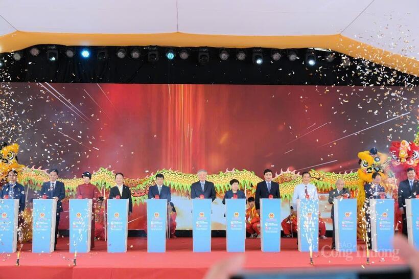Các đại biểu nhấn nút khởi công dự án đầu tư xây dựng đường bộ cao tốc Bảo Lộc – Liên Khương theo phương thức đối tác công tư (giai đoạn 1). Ảnh: Lê Sơn