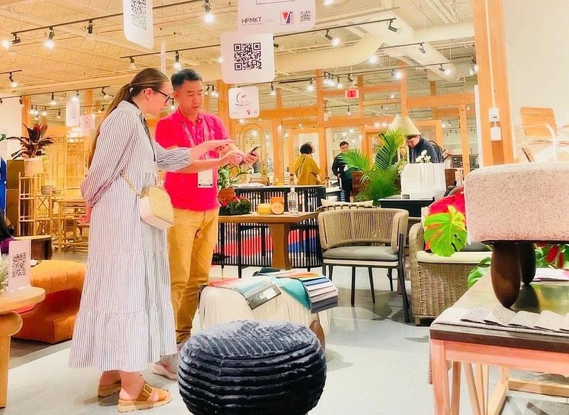 Doanh nghiệp Việt Nam giới thiệu sản phẩm tại Khu gian hàng Quốc gia Việt Nam, với khách hàng Hòa Kỳ tại Hội chợ triển lãm High Point Market. Ảnh: Vietrade.