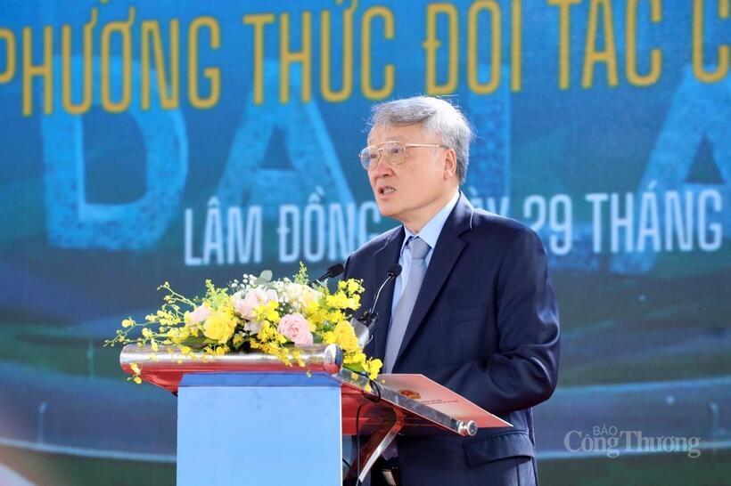 Ủy viên Bộ Chính trị, Phó Thủ tướng Thường trực Chính phủ Nguyễn Hòa Bình phát biểu chỉ đạo tại lễ khởi công. Ảnh: Lê Sơn