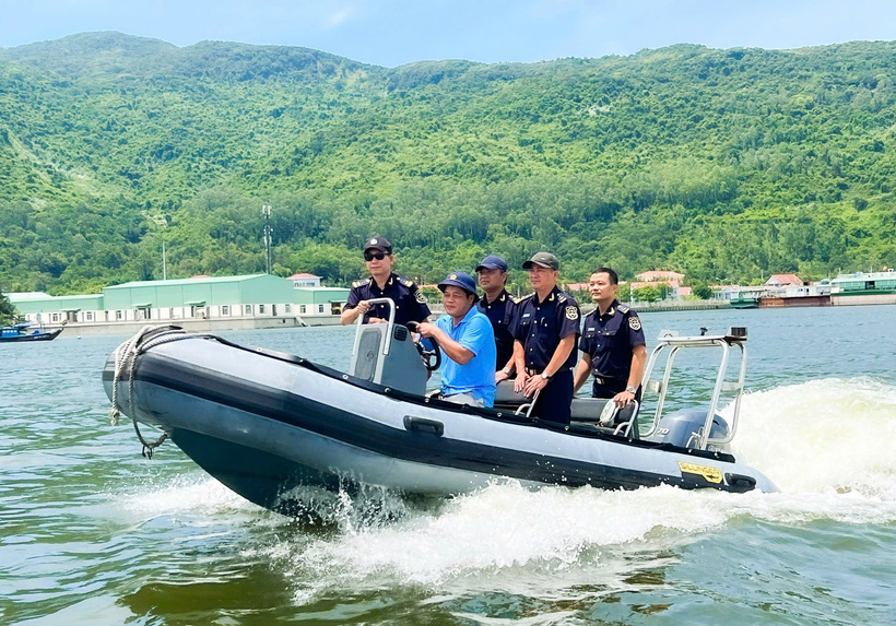 Lực lượng hải quan thực hiện tuần tra chống buôn lậu. Ảnh: Q.N