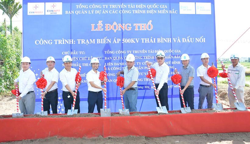 Các đại biểu thực hiện nghi thức khởi công