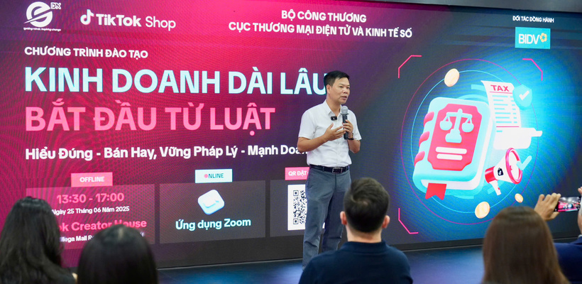 Ông Nguyễn Hữu Tuấn, Giám đốc Trung tâm Phát triển thương mại điện tử và công nghệ số (Cục Thương mại điện tử và Kinh tế số) chia sẻ tại chương trình đào tạo với chủ đề “Kinh doanh dài lâu - Bắt đầu từ luật” cho các nhà bán hàng thương mại điện tử. Ảnh: Phương Thảo